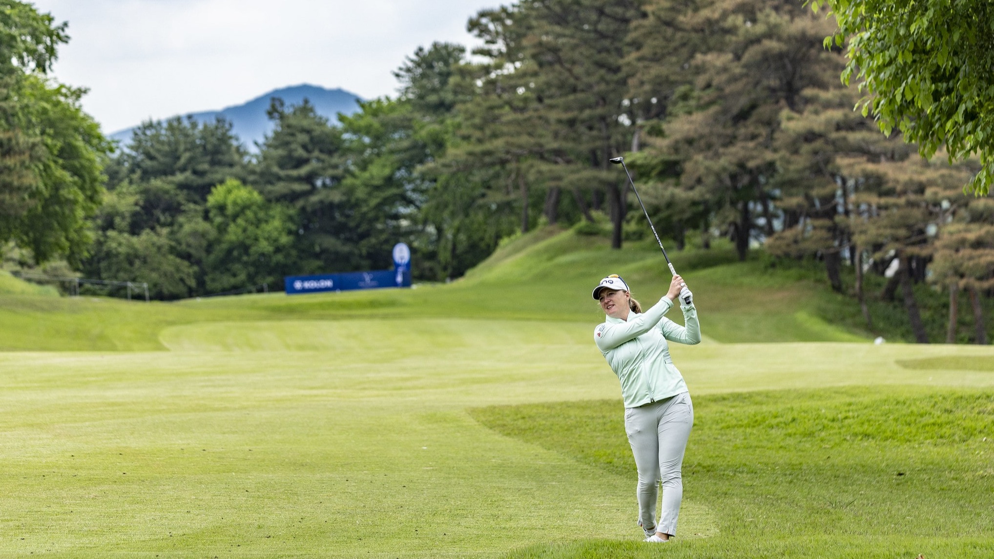 Manon De Roey hitting her approach into the green