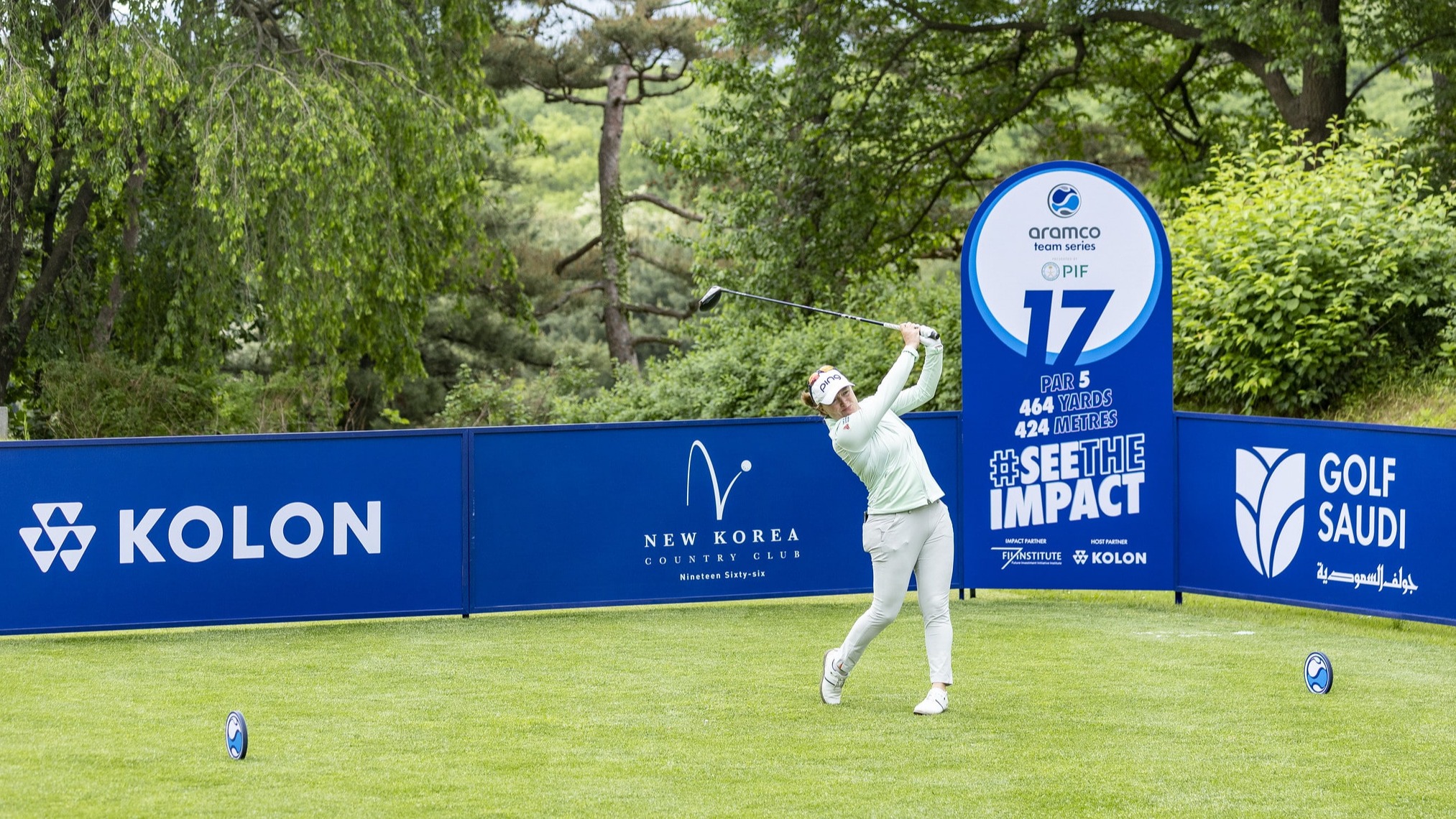 Manon De Roey teeing off the 17th at the Aramco Team Series