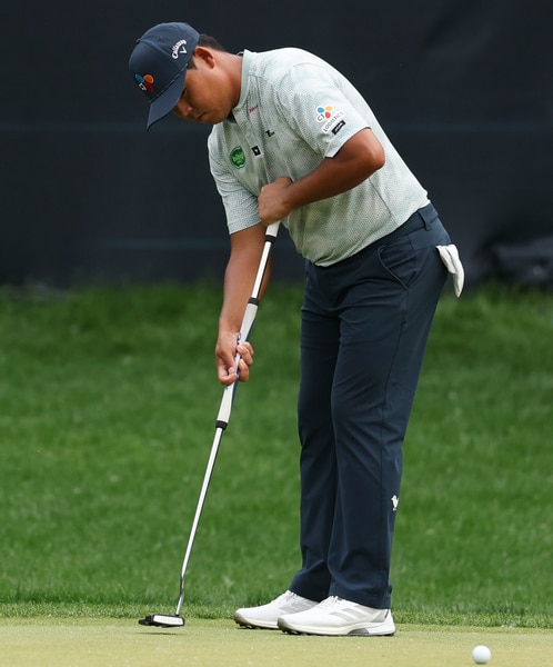 Si Woo Kim putts on the eighth hole during the second round of the PGA Championship at Quail Hollow 
