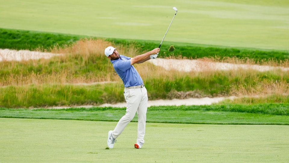 Scottie Scheffler plays third shot on the third hole during the final round of the 2025 U.S. Open at Oakmont Country Club