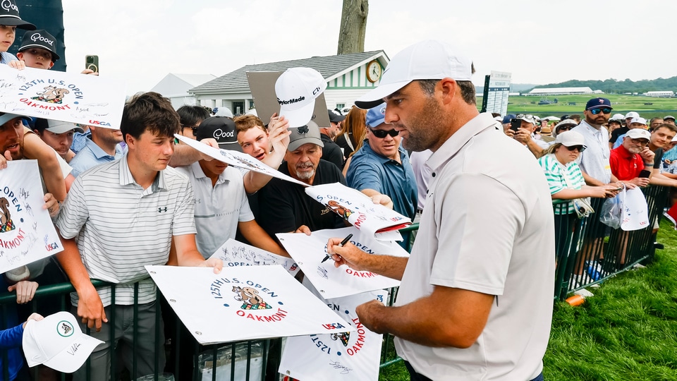 Scottie Scheffler signs autographs for fans 